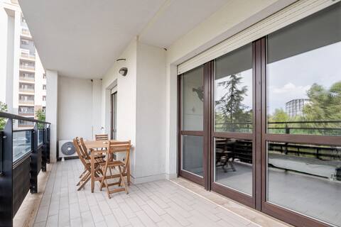 Foto originale: balcone con tavolo