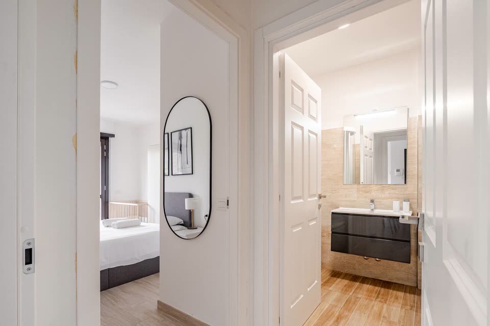Foto originale: disimpegno verso camera e bagno